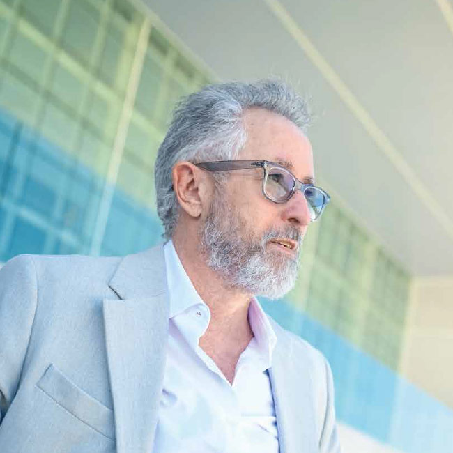 Salvador intendente con mirada pensadora